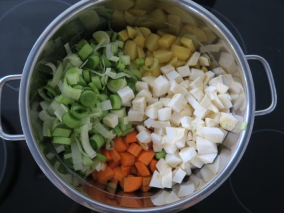 Linsensuppe, alle Zutaten wie Kartoffeln, Sellerie, Karotten und Lauch in kleine Würfel schneiden